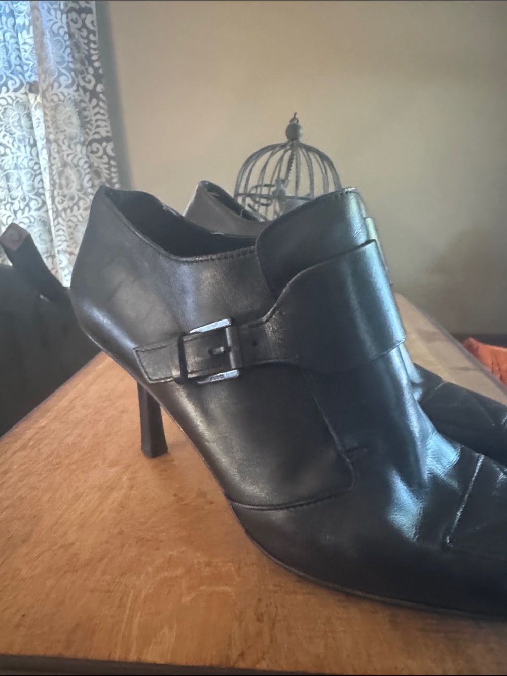 Gucci Black Pointed Leather Strap Heels